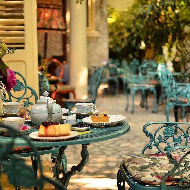 ceai si parajituri servite pe o masa albastra din fier forjat la ceainaria Infinitea