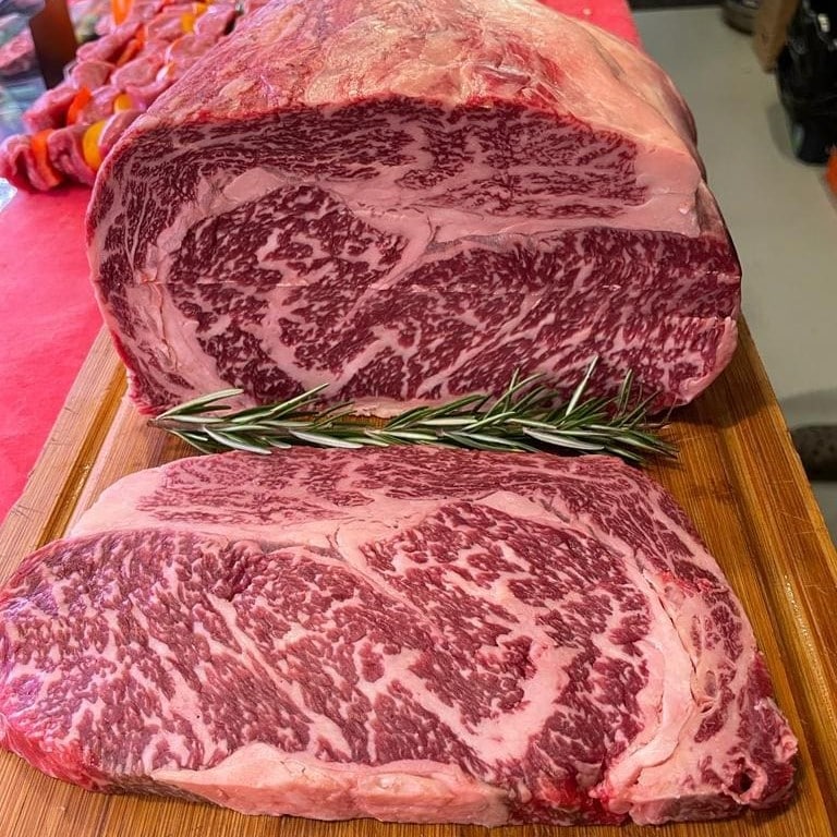 bucata mare de vita wagyu din care s-a taiat o felie