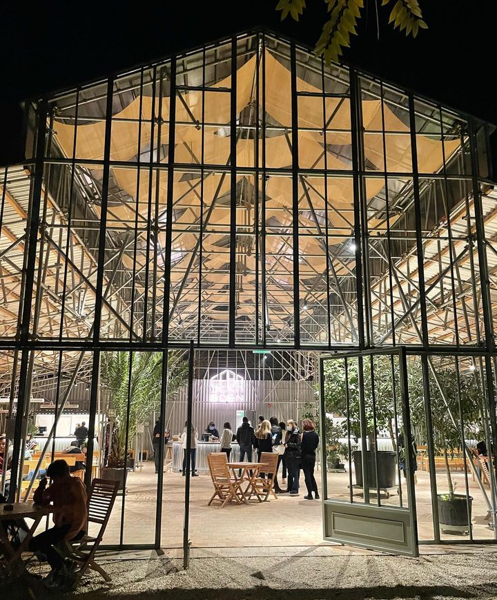 Sera Eden fotografiata seara