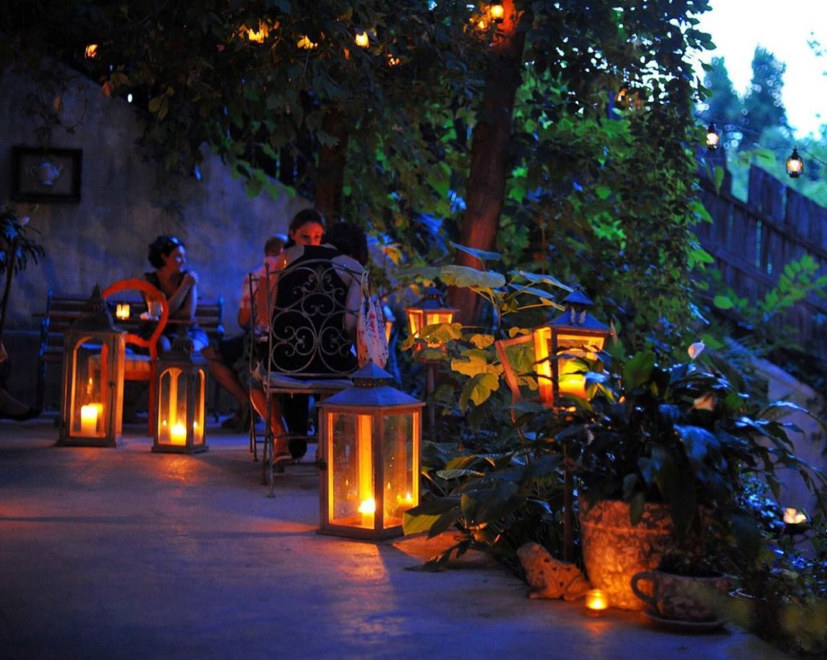 felinare aprinse seara pe terasa la Infinitea