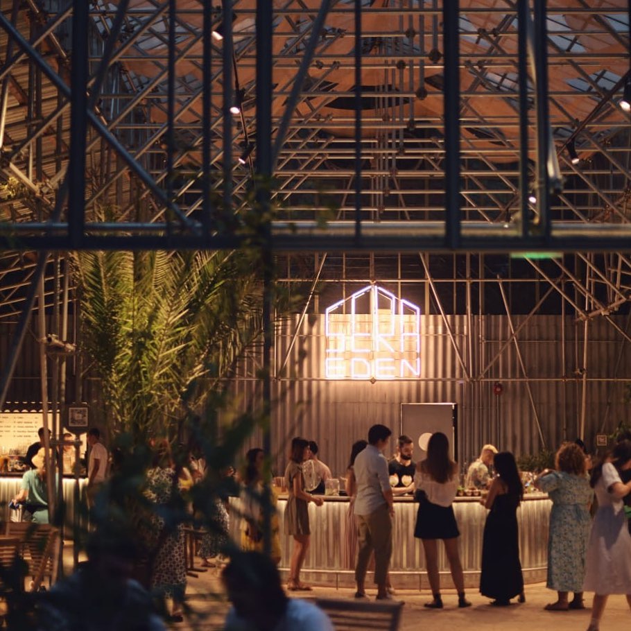 oameni car estau de vorba la sera eden, seara