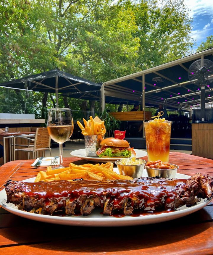 prim plan cu portie de coaste glazurate servite pe terasa la Hard Rock Cafe