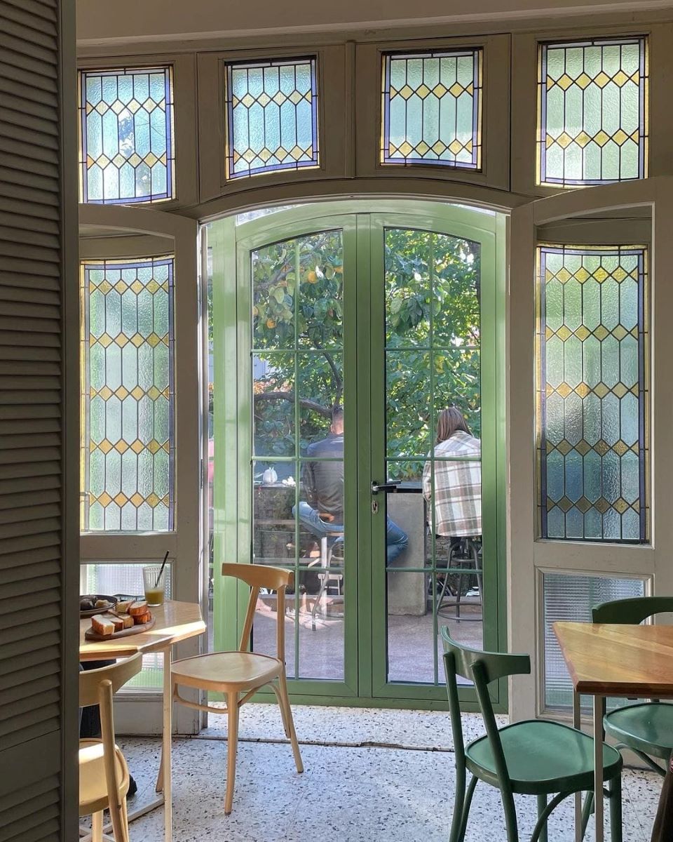 Obloane vitrate care dau spre gradina de la SImbio. Grădini din București