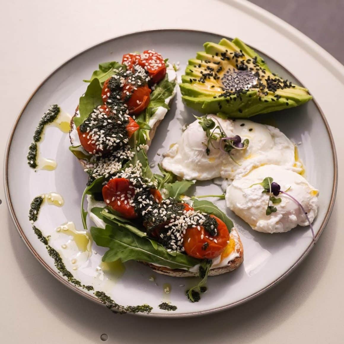 Ouă cu avocado toast la Plantini unde să iei unbrunch în București