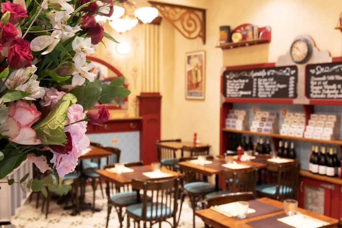 interiorul restaurantului Comptoir du Marche din Nisa