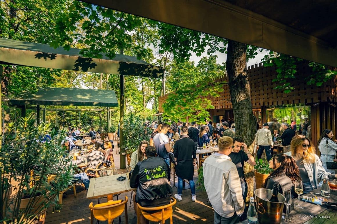 Gradina Hare plina de oaspeti care se relaxeaza, mananca si se simt bine