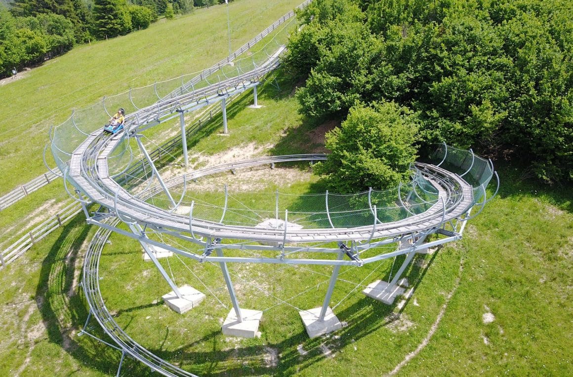 Instalațide de bob de vară la Skigyimes, Harghita. Destinații de vară pentru familiile cu copii