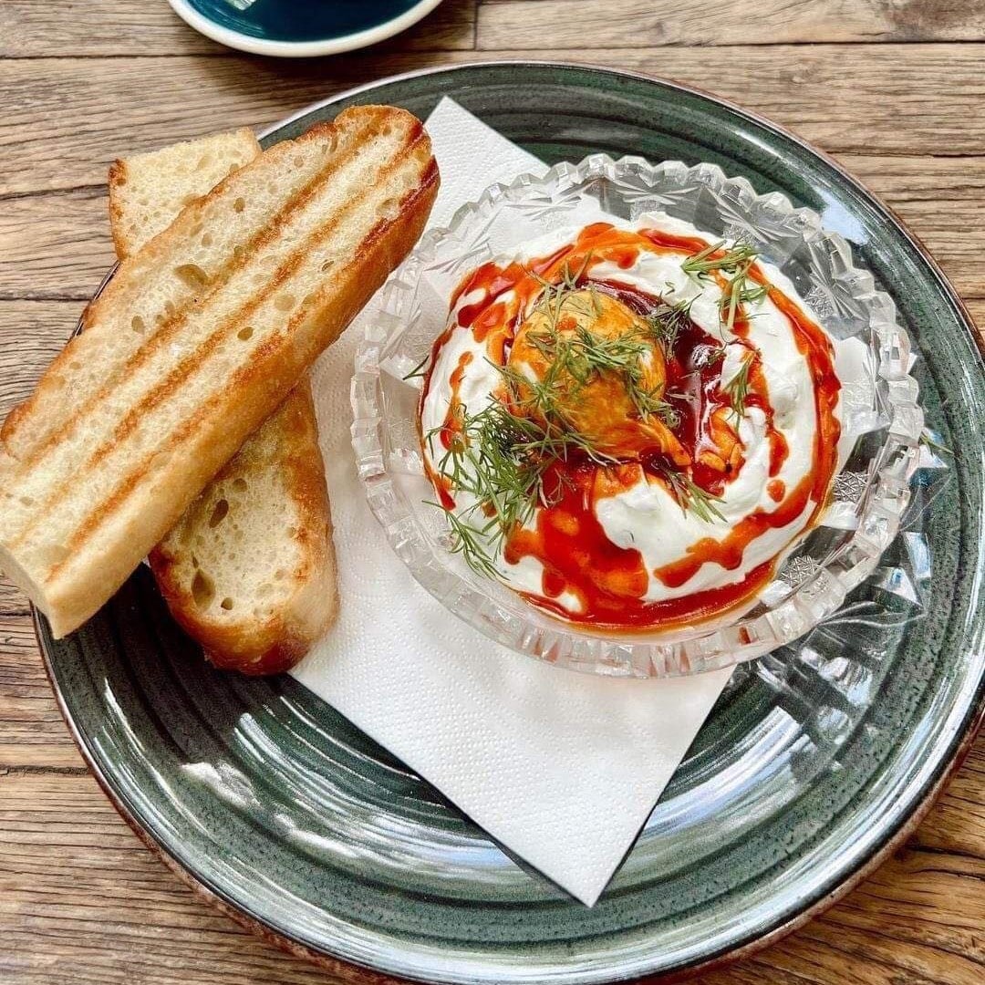 hummus cu paine prajita la Simbio București