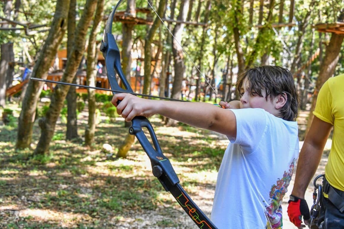 copil trage cu arcul