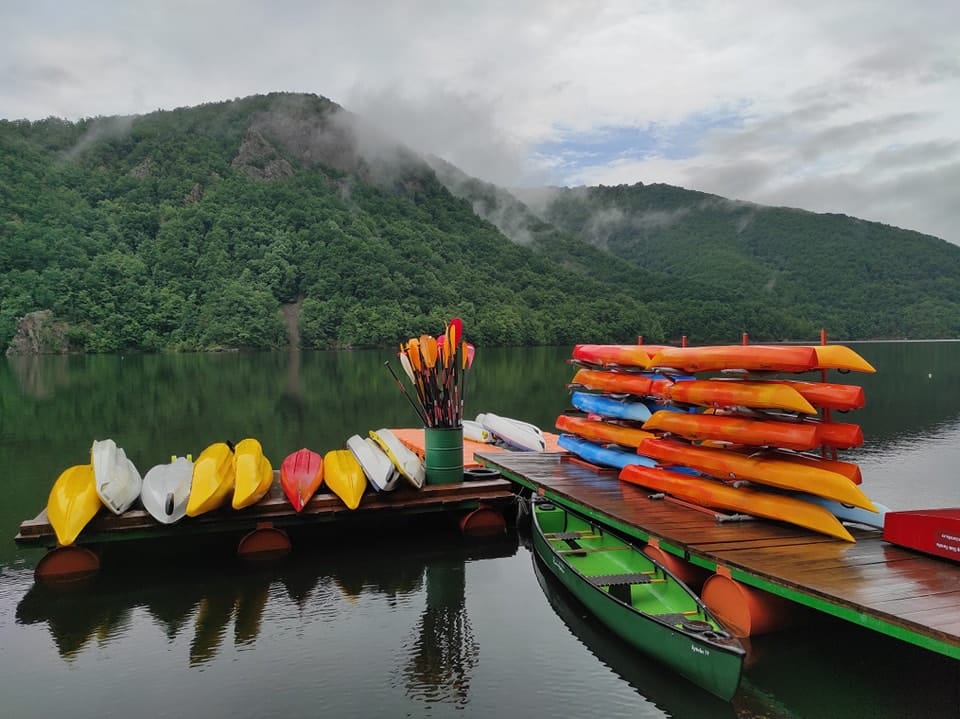 stiva de caiace pe ponton la Lacul Tarnița Cluj