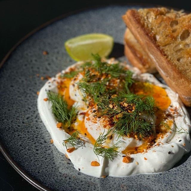 Ouă tucești cu iaurt si verdeata la Frudisiac, unde să iei brunch în București