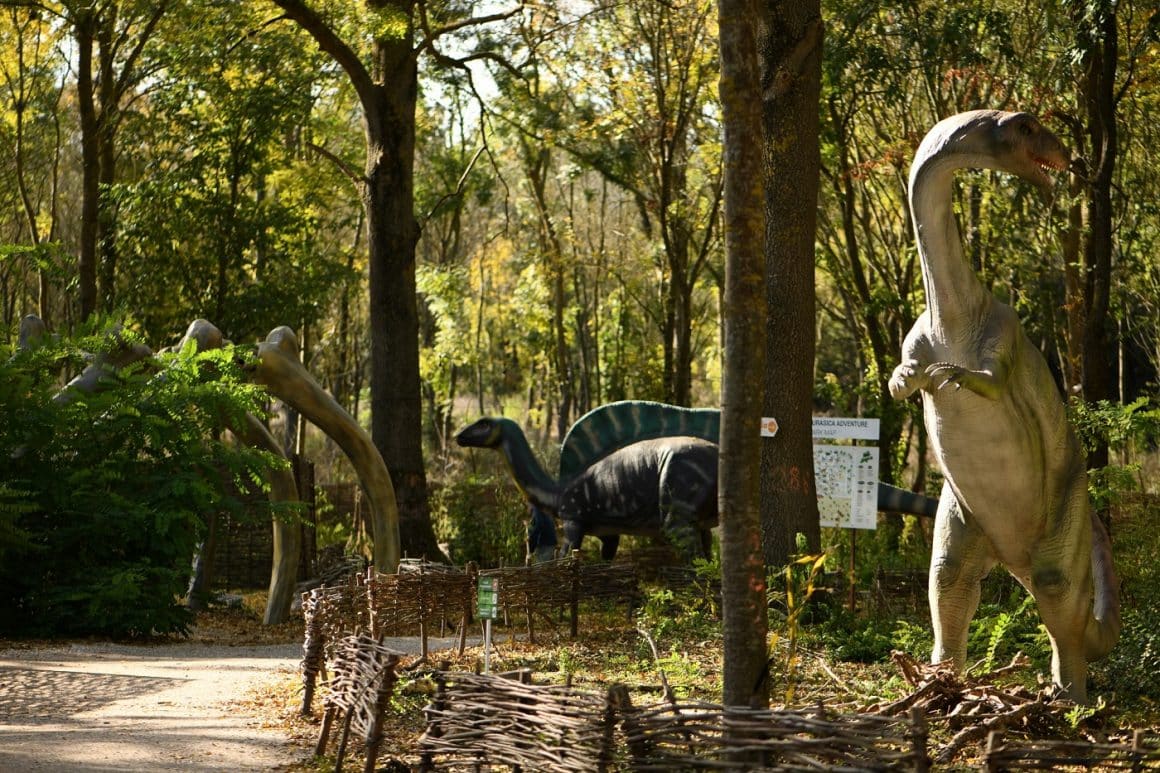 Mai multe replici ale diferitor specii de dinozauri, la Jurasica Adventure Park Neptun. Destinații de vară pentru familiile cu copii