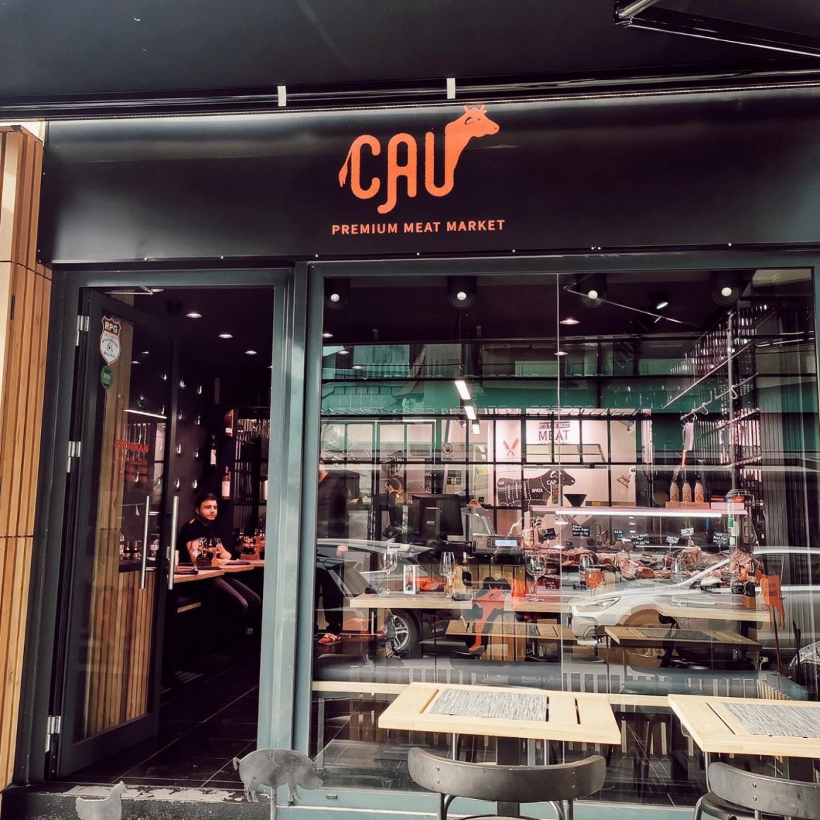 intrarea in restaurant Cau Steakhouse Bucuresti