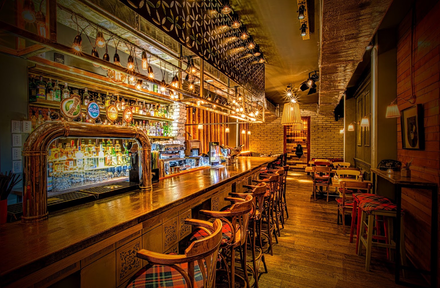 scaune aliniate in sir la braul de la restaunrat Livada Cluj