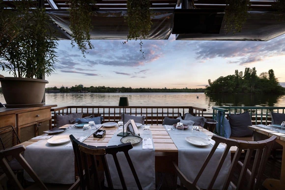 masa pe terasa Biutiful by the lake, cu vedere catre lac, la asfintit