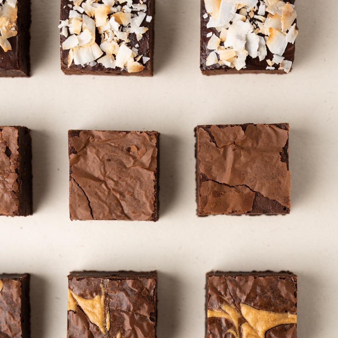 3 tipuri de brownie cu ciocolata fotografiate de sus, la Brownerie București. cele mai bune deserturi București