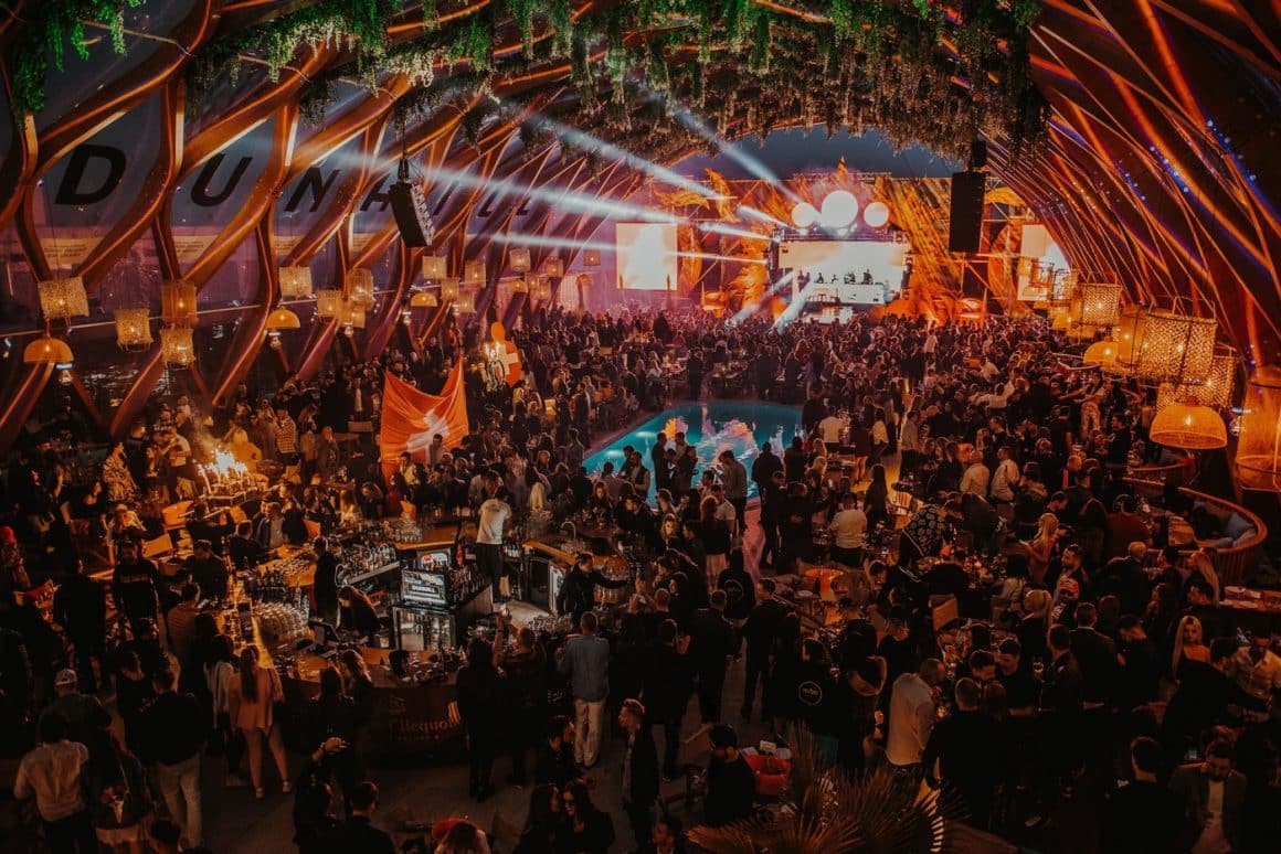 clubul Nuba din Mamaia, plin de oameni care se distreaza si danseaza. Cele mai tari cluburi de la mare