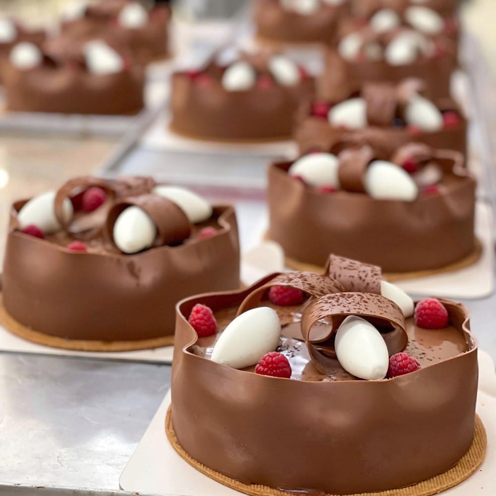 Mai multe torturi foret noir de la Chocolat Bucuresti, frumos decorate. Deserturi cu ciocolată București