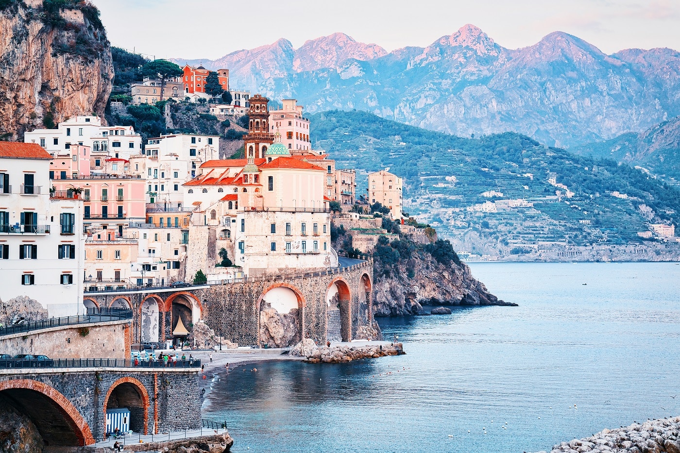 Descoperă delicioasele preparate tradiționale din Amalfi. Un festin culinar în regiunea de coastă a Italiei