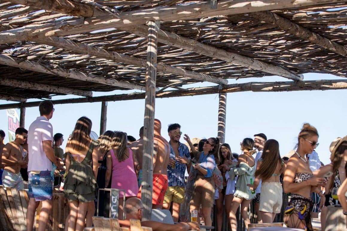 oameni care s edistreaza pe plaja la Crazy Beach Mamaia