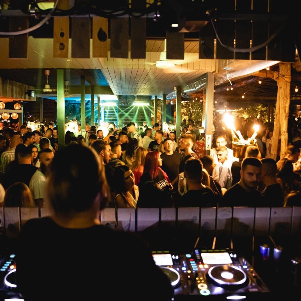 Petrecere seara la Crazy Beach Mamaia. Cele mai tari cluburi de la mare