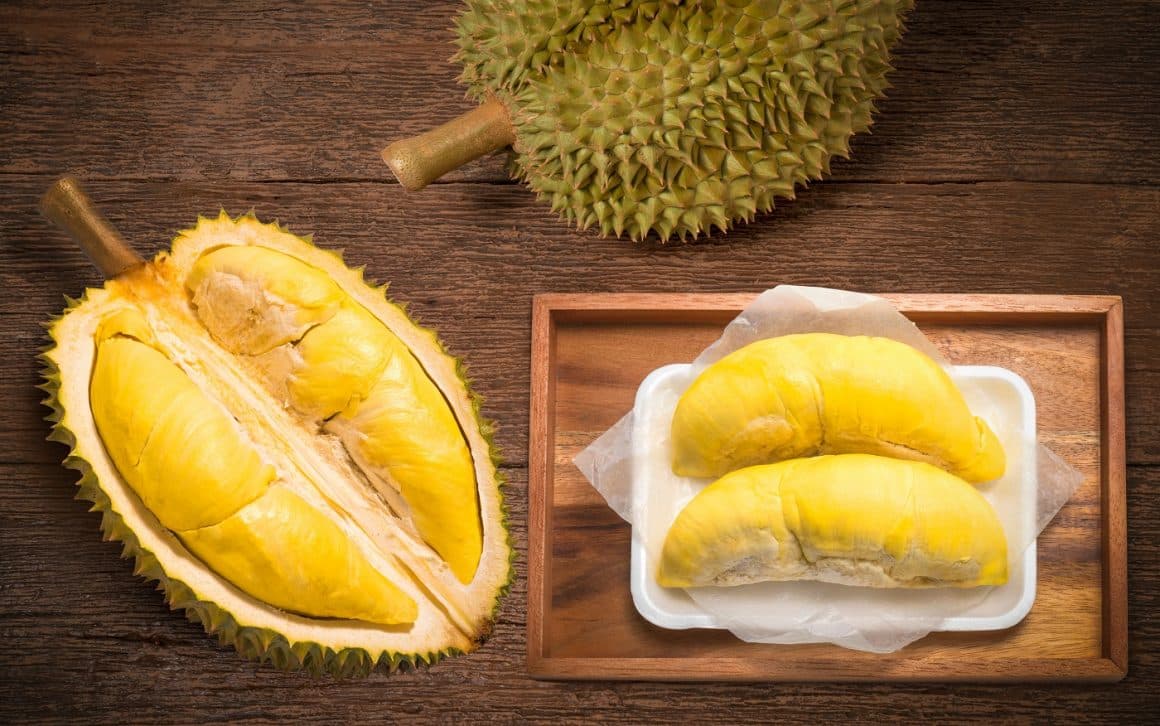 Fruct durian in sectiune, cu coaja tepoasa si miez galbem. Fructe exotice din Malesia