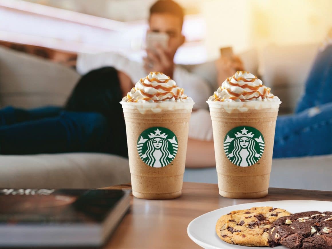 2 pahare de frappuccino de la Starbucks. Băuturi reci din cafea