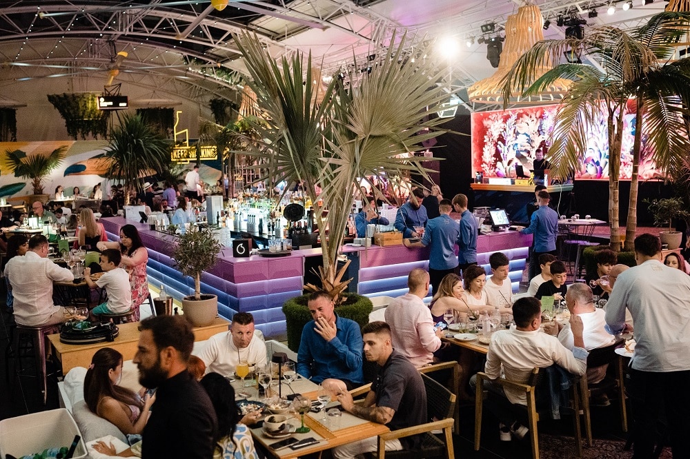 Oamni care iau masa seara la Fratelli Lounge, Mamaia