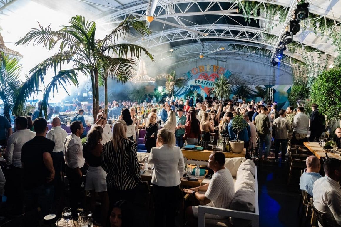 clubul Fratelli din Mamaia, plin de oameni care se distreaza si danseaza. Cele mai tari cluburi de la mare