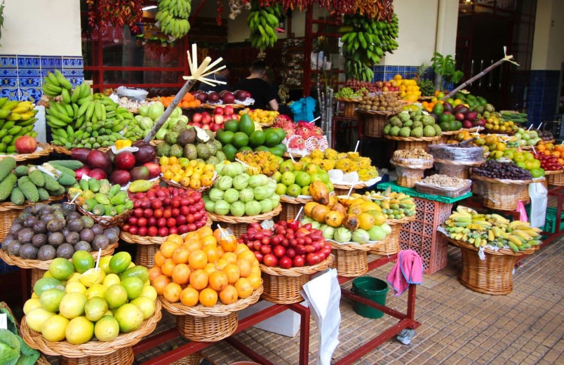 Taraba plina cu mai multe cosuri cu fructe exotice