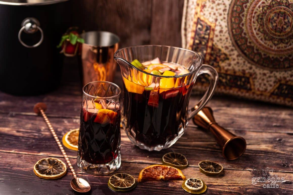 pahar si carafa cu red sangria la Ganesha Caffe Bucuresti