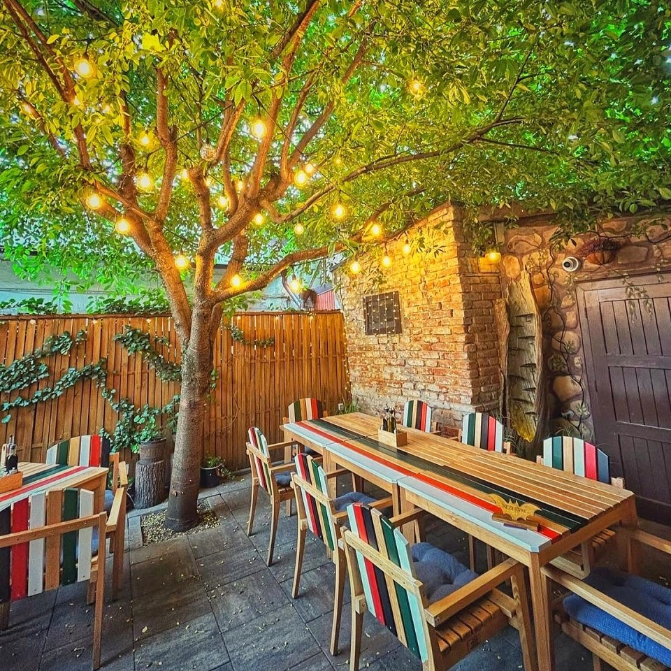 curtea de la Garlic, restaurant unde mănânci bine în Cluj