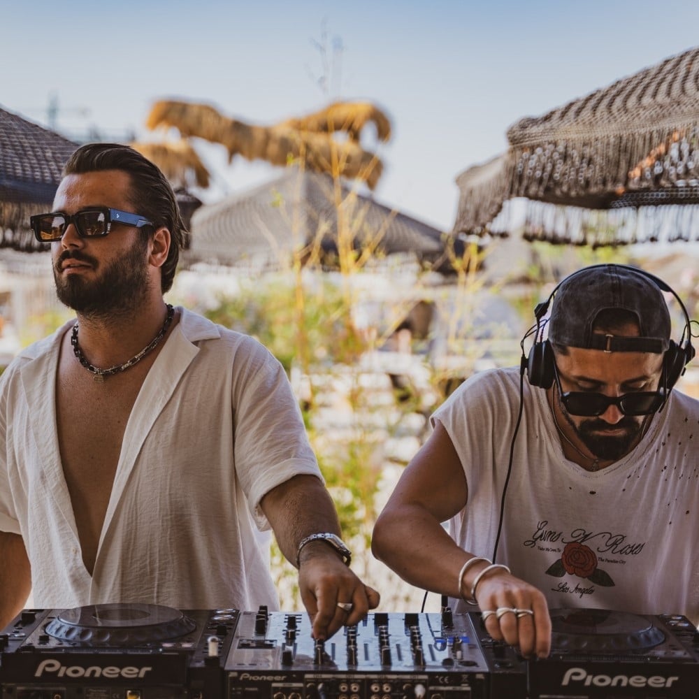 2 dj pun muzica la Plaja H2O Mamaia. Cele mai tari cluburi de la mare