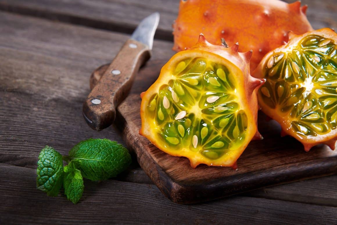 Kiwano, pepenele cu coarne, cu interior verde gelatinos si coaja portocalie. Fructe exotice