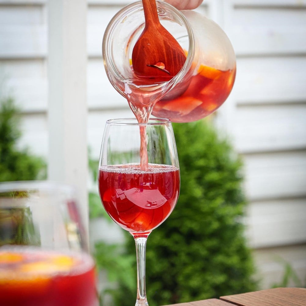pahar in care se toarna sangria dintr-o carafa la restaurant La Finca Alioli