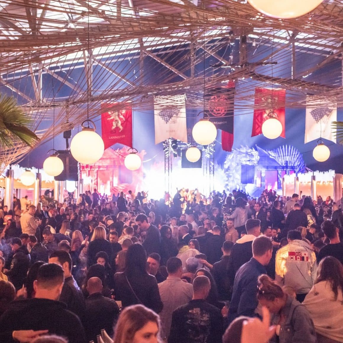 Petrecere la clubul Loft din Mamaia, plin de oameni care se distreaza si danseaza. Cele mai tari cluburi de la mare