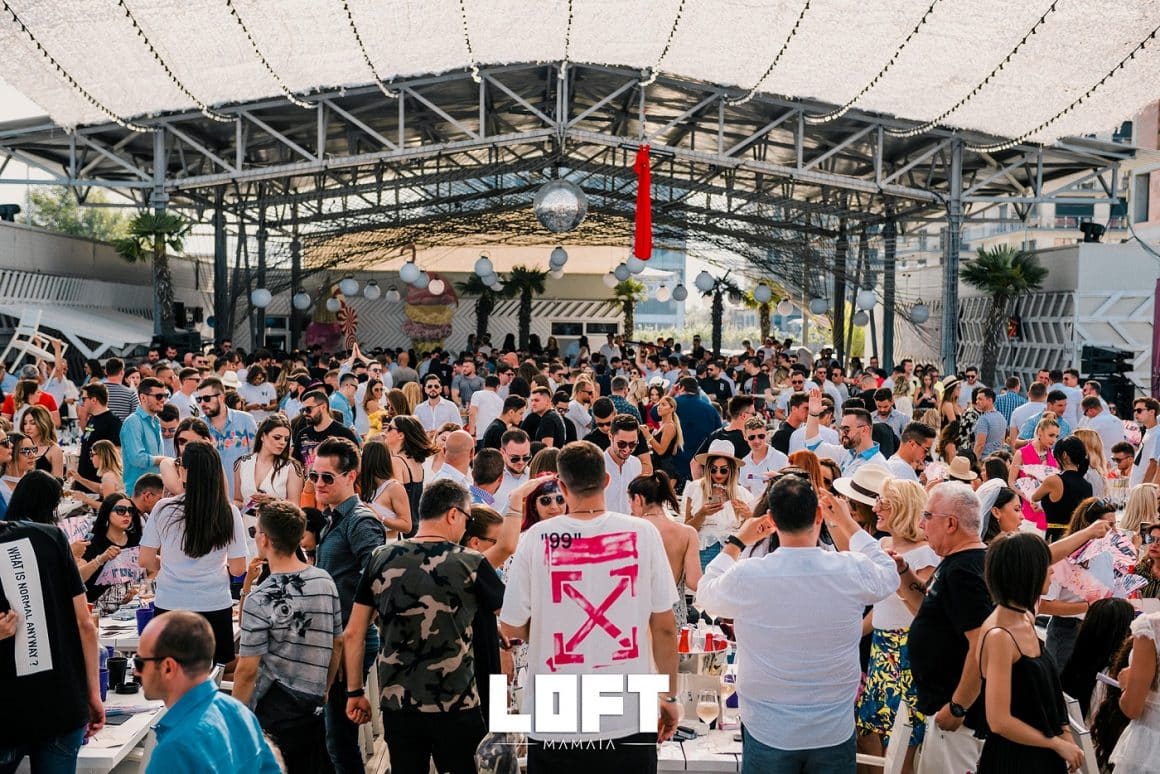 Petrecere de zi la clubul Loft din Mamaia, plin de oameni care se distreaza si danseaza. Cele mai tari cluburi de la mare