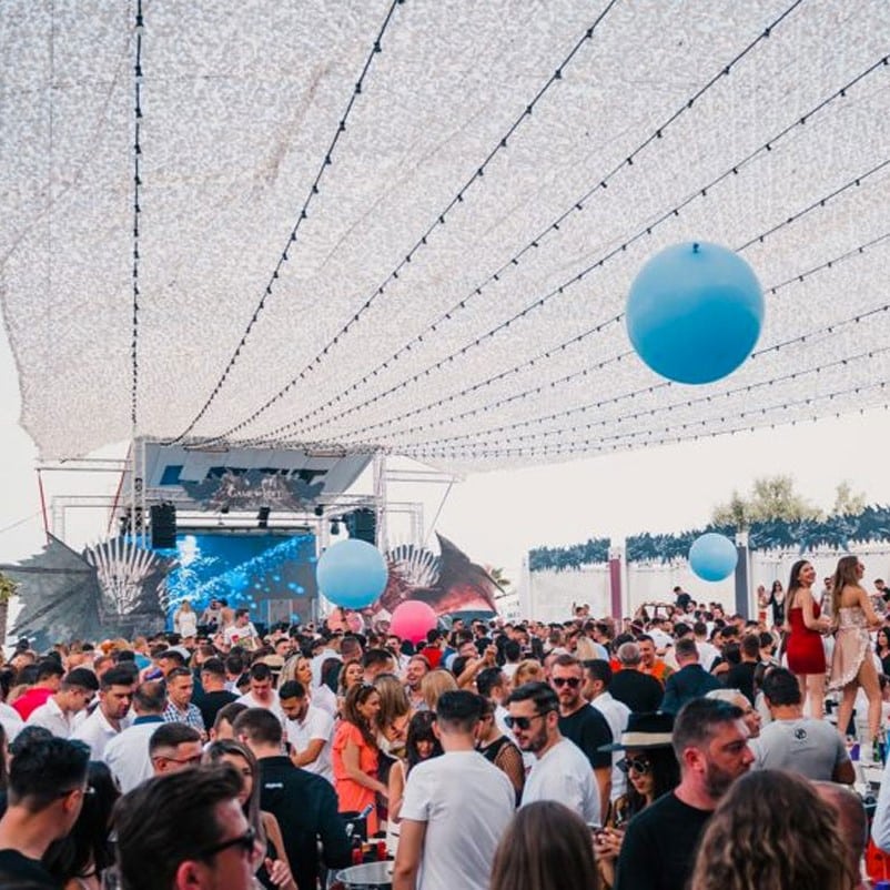Petrecere de zi la clubul Loft din Mamaia, plin de oameni care se distreaza si danseaza. Cele mai tari cluburi de la mare