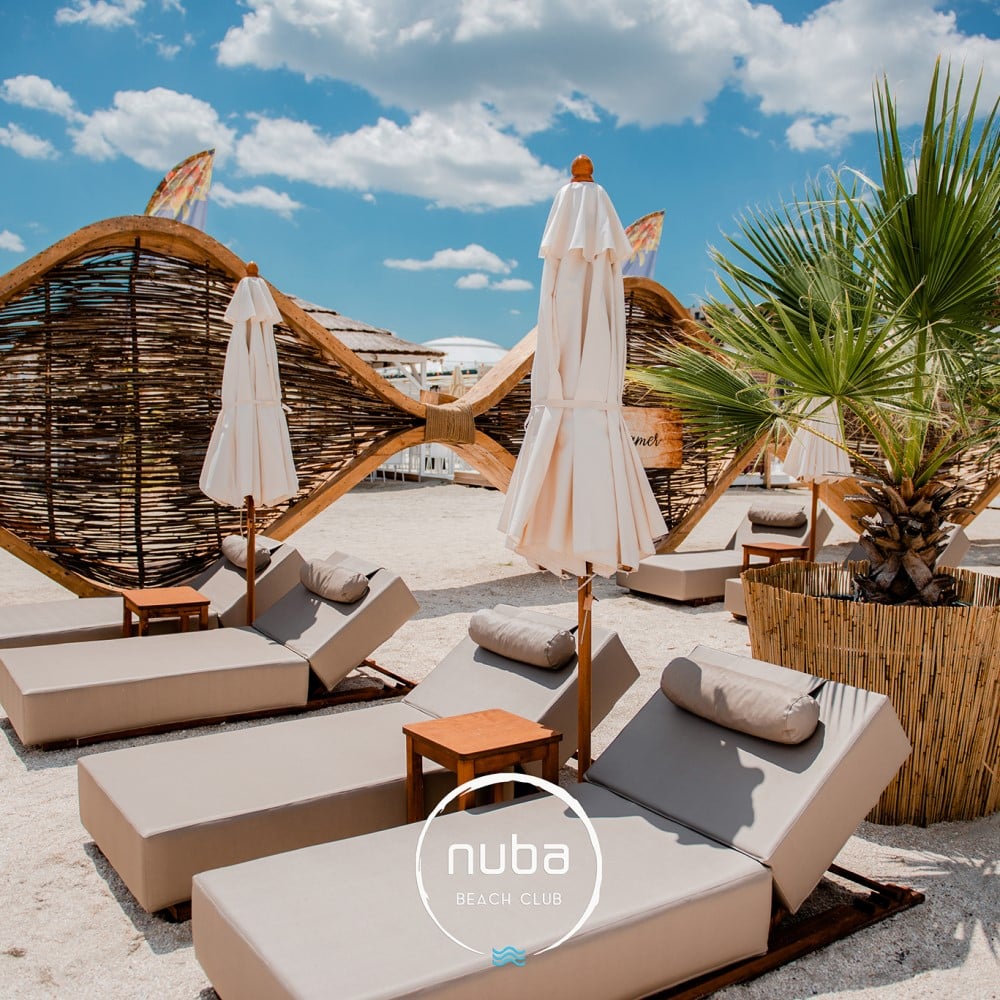 sezlonguri pe plaja la Nuba Beach Mamaia