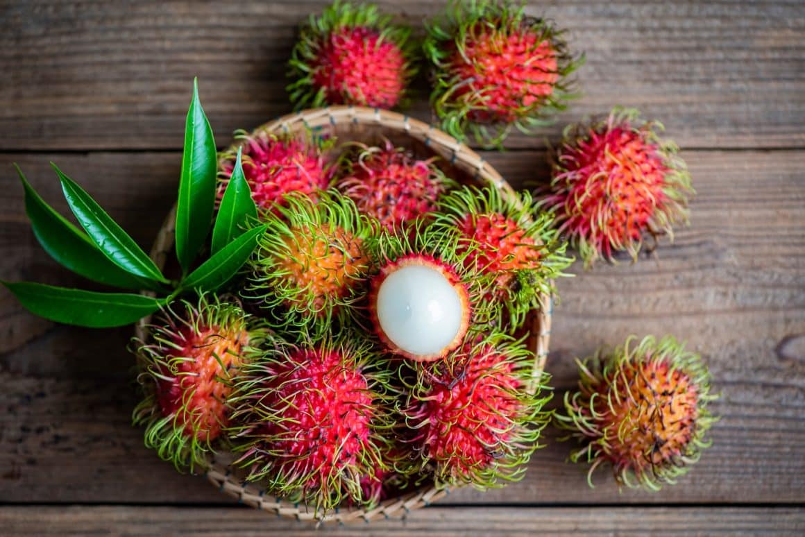 Fruct rambutan proaspat, vopt, asezat intr-un cos