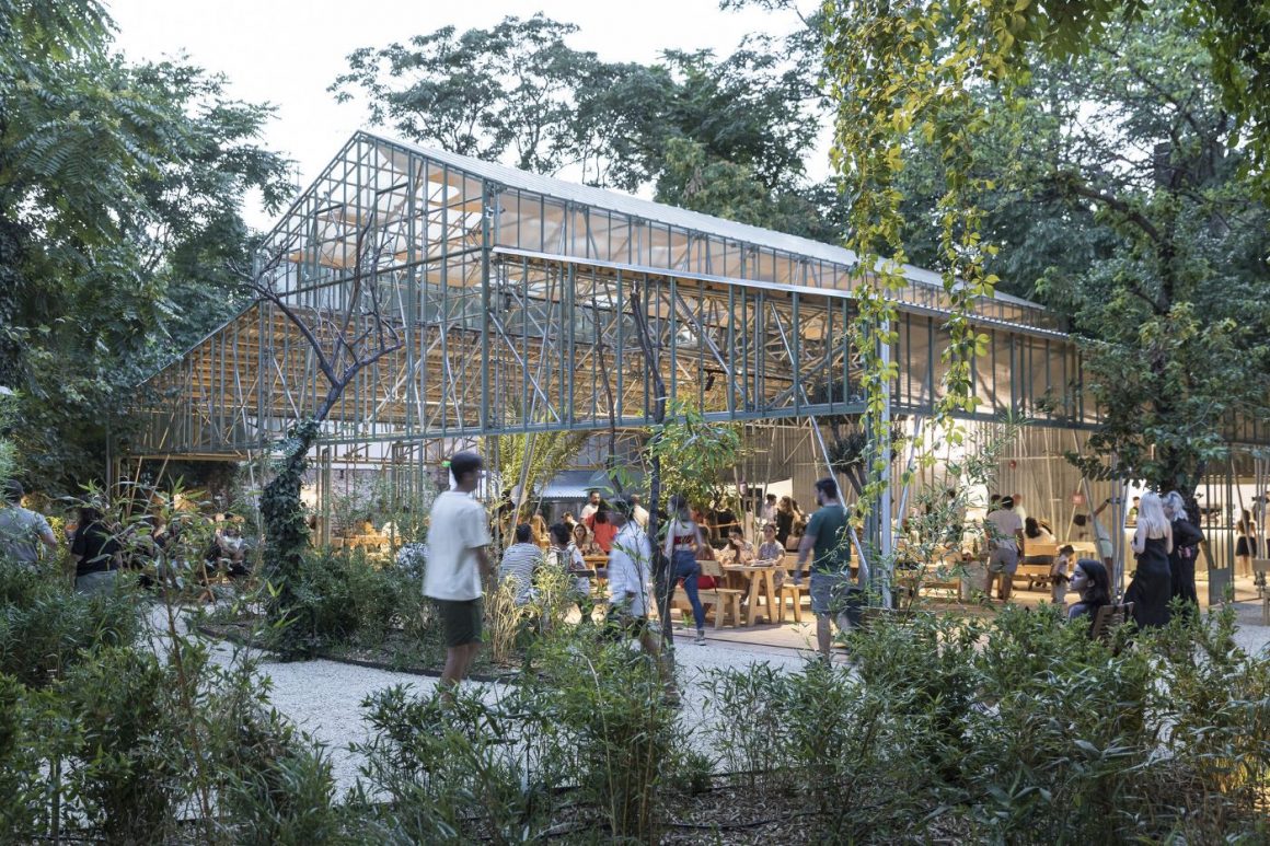 Terasa Sera Eden plina de oameni si verdeata. Grădini din București