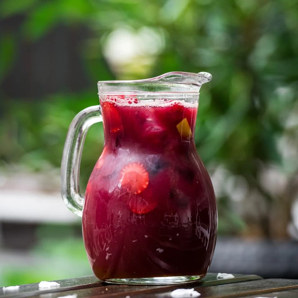 carafa cu sangria rosie la Suento București