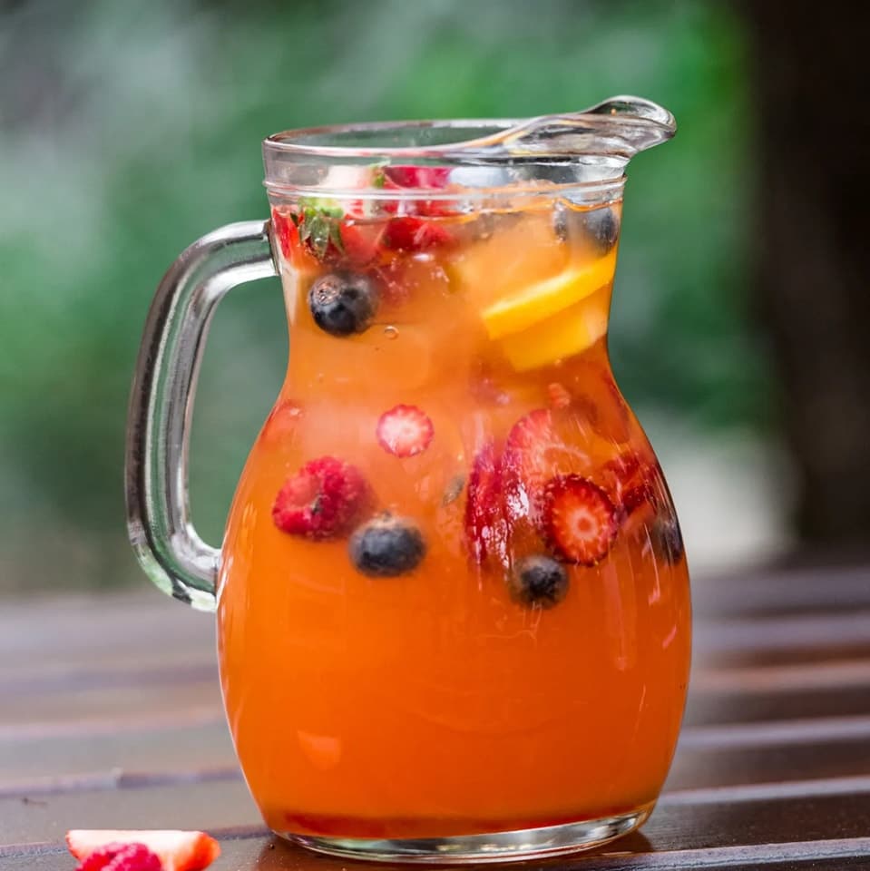 Carafa cu sangria rose la Suento Bucuresti