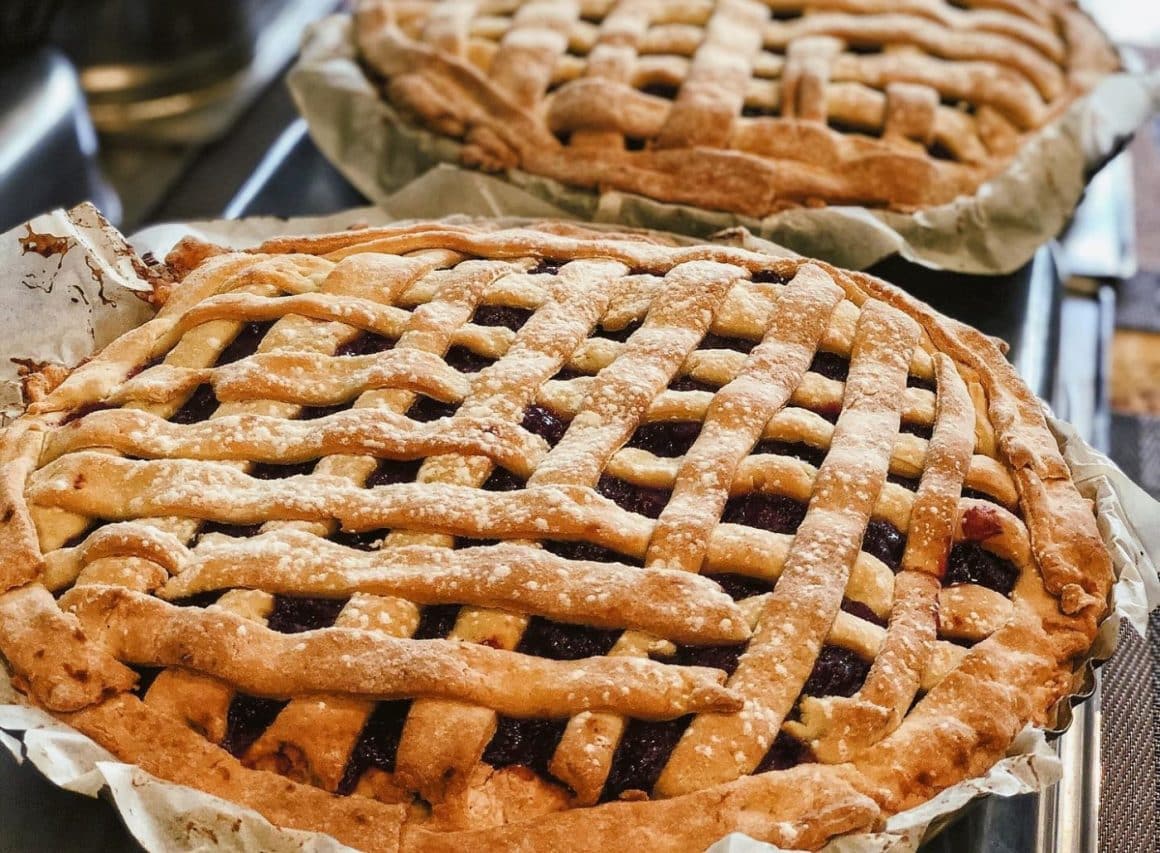 plăcintă americană in forma rotundă, de la Suzana Ribs & Wings București