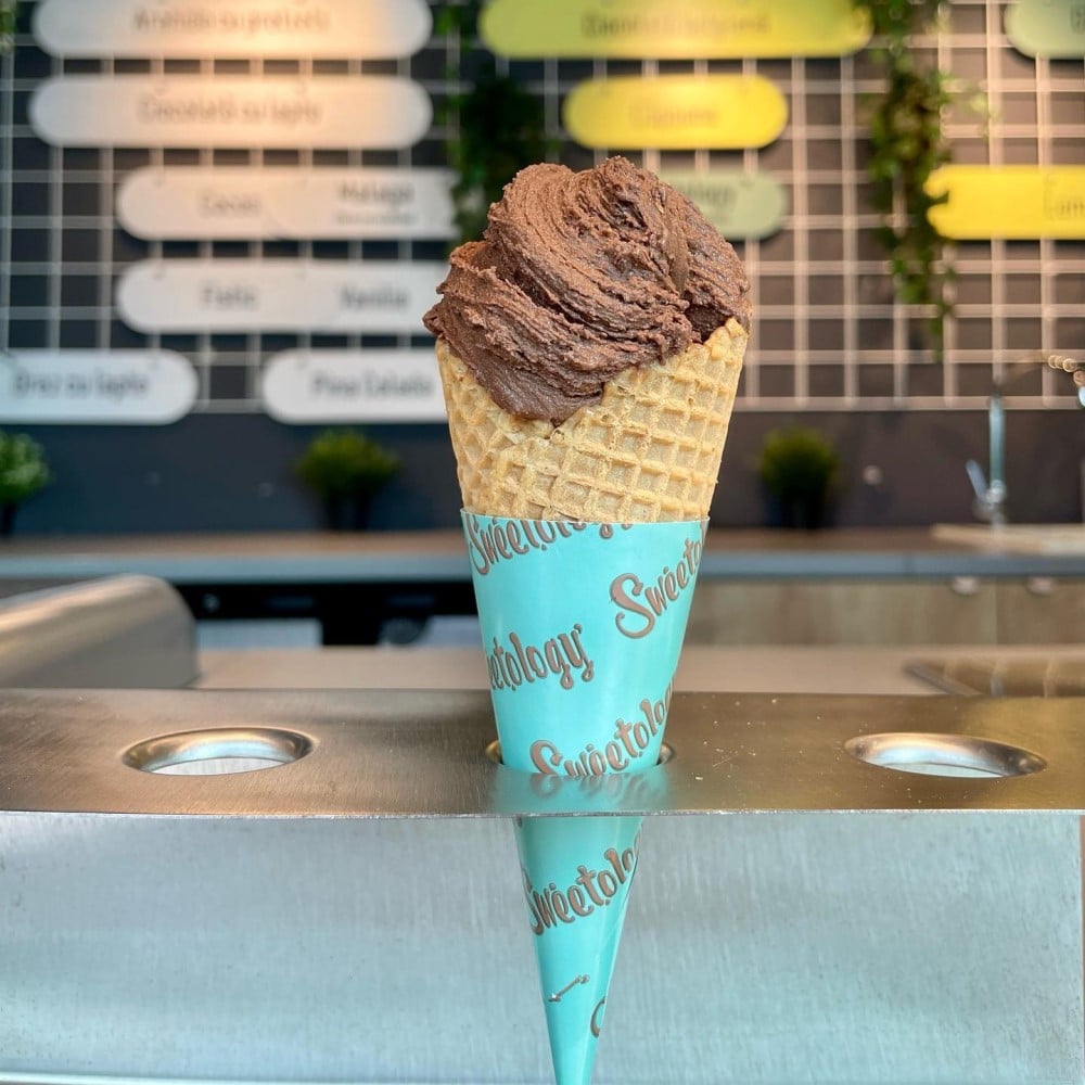con de inghetata cu ciocolota de la Sweetology București. Deserturi cu ciocolată București