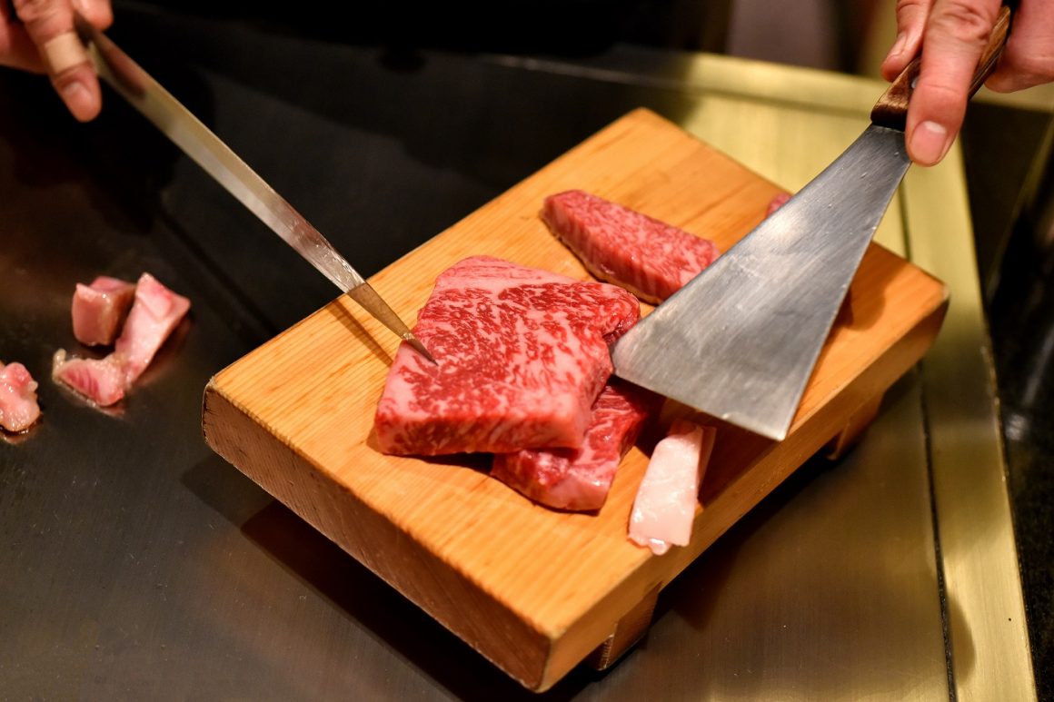 bucatar feliaza si prepara un muschi de vită Wagyu A5
