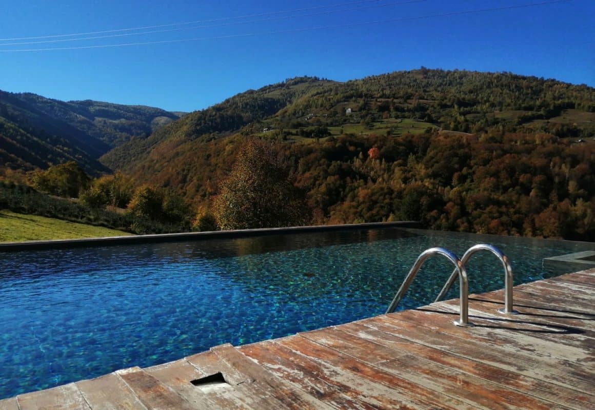 piscină la munte la Cabana Bârlogu