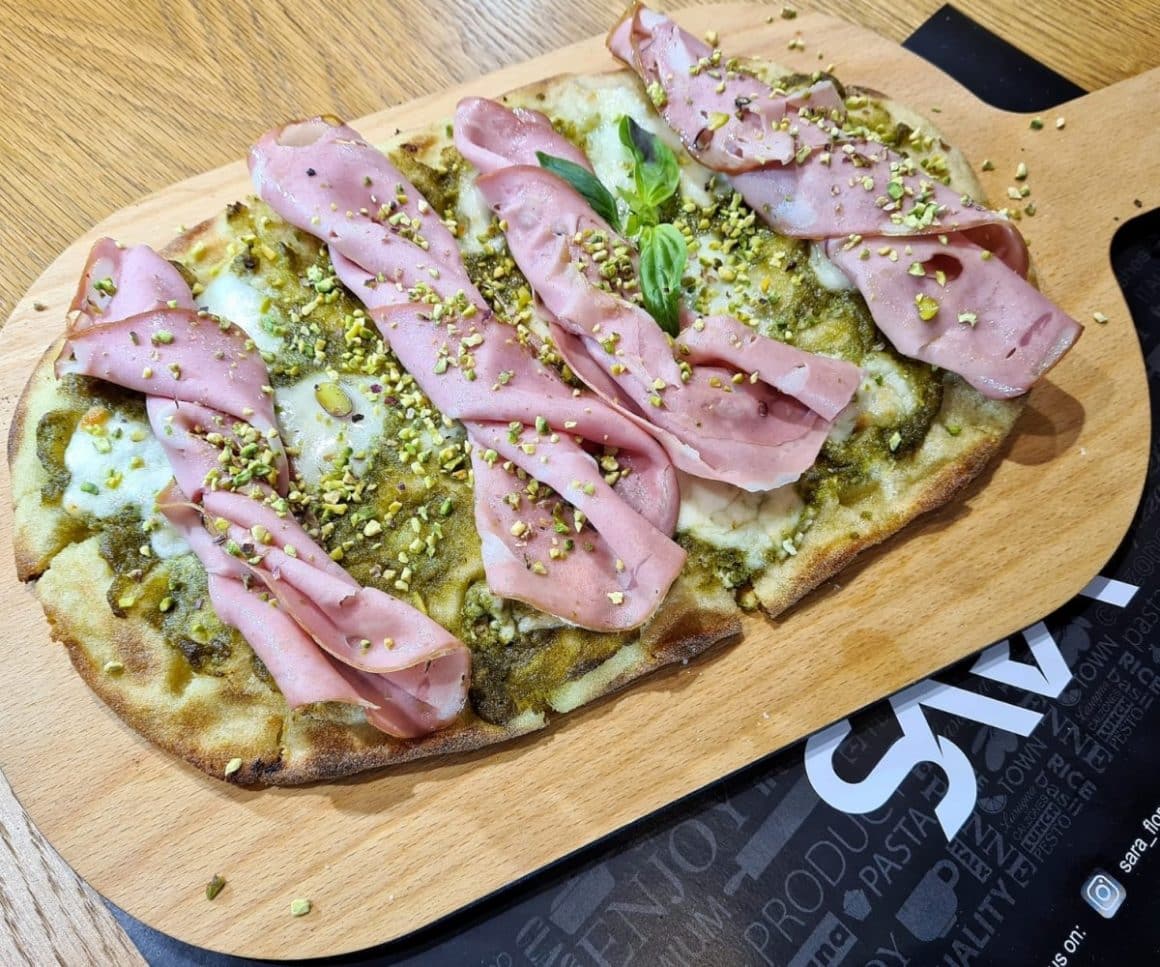 pinsa cu mortadela si fistic de la Sara Restaurant unde mâncăm pinsa în București