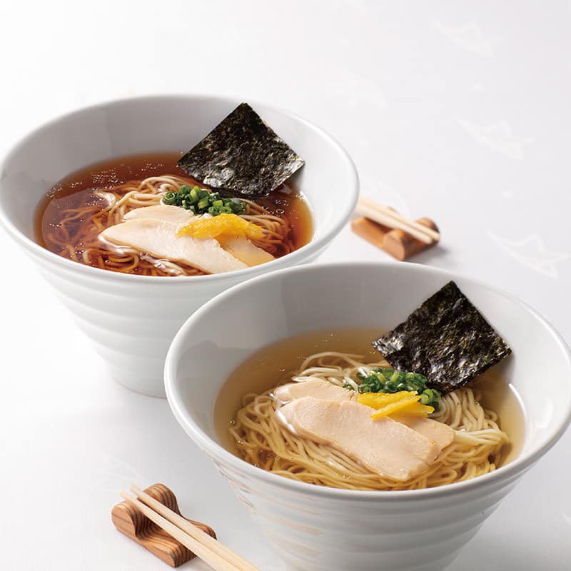 două boluri cu supă ramen, cu noodels, ou, verdeata și putin sushi nori