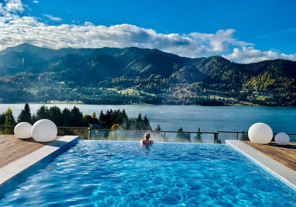 femeie se relaxeaza în piscină la munte cu vedere panoramica, la Panoramic Colibița